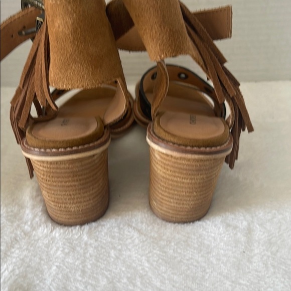 Chinese Laundry Tan and Black Heels with Chunky Heel and Ankle Strap - Picture 4 of 7